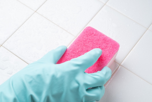 スポンジを持って掃除している手
