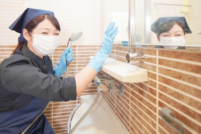 お風呂の掃除をする家事代行サービスの人